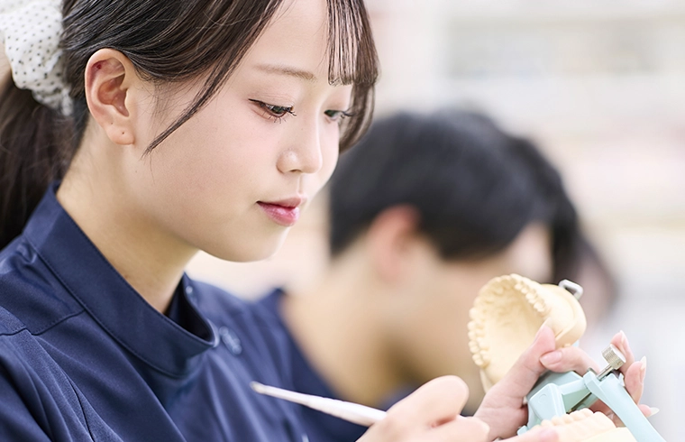 画像：制服を着て、話を聞いている女性