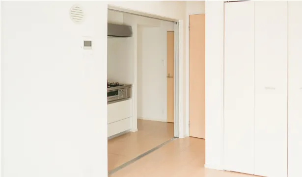画像：白いトーンでドアが肌色の室内